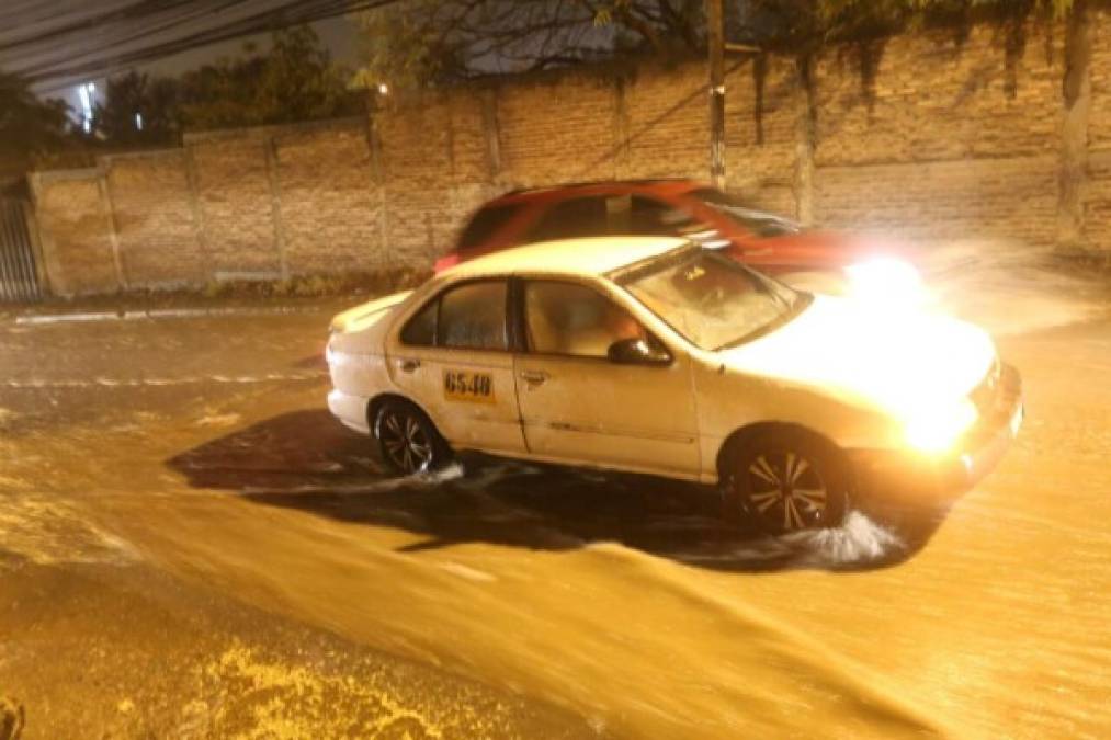 Fotos: Fuertes lluvias azotan calles y avenidas de Tegucigalpa