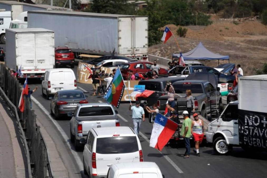 Bloqueos, fogatas y 'renuncia Piñera', el paro nacional de 48 horas en Chile