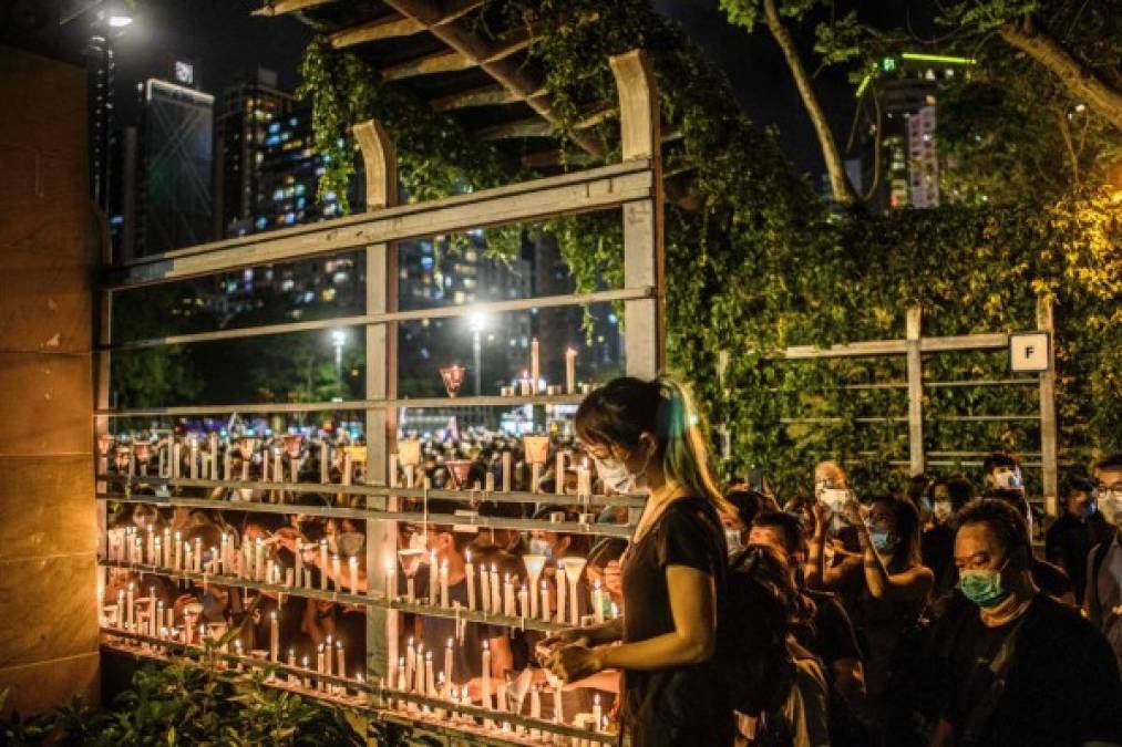 Con velas y en silencio, Hong Kong sale a las calles para recordar la masacre de Tiananmen  