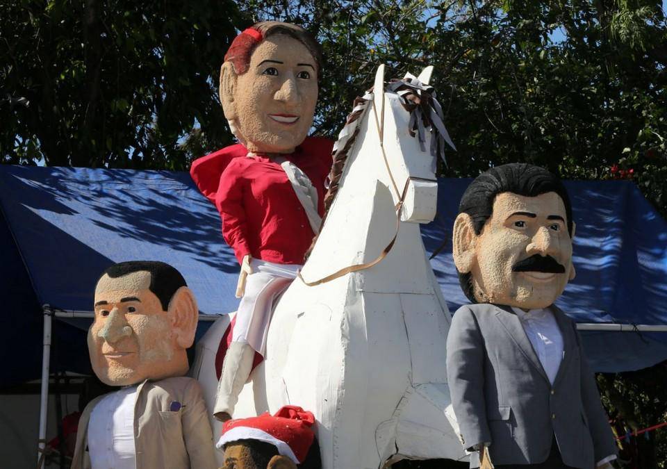 Enormes y divertidos monigotes creados en Aldea Germania engalanan la salida al sur listos para ser quemados este sábado durante el festejo de Fin de Año.