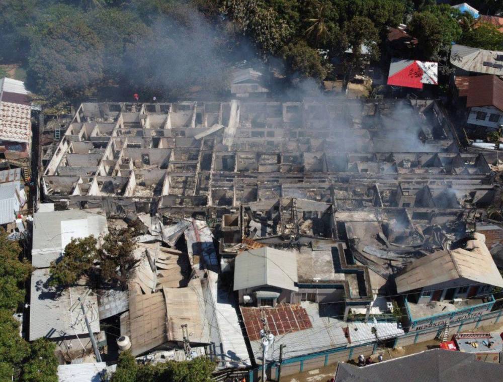 Reducido a cenizas quedó el Hospital de Roatán tras un pavoroso incendio que se registró la noche del viernes 19 de abril. Estas son las imágenes de cómo luce este el que era el único centro asistencial público de la isla.