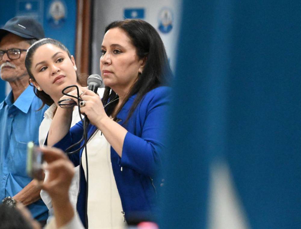Ana García Carías, ex primera dama de Honduras y actual precandidata presidencial por el Partido Nacional, aclaró cómo financiará su campaña política, en medio de problemas financieros familiares surgidos por el juicio de su esposo, el expresidente Juan Orlando Hernández.