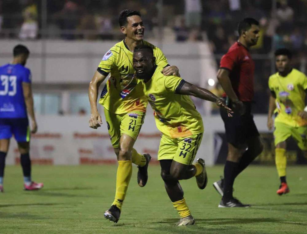 Roberto Moreira llegó a 82 goles en el fútbol de Honduras para darle un triunfo que acerca a semifinales al Génesis.