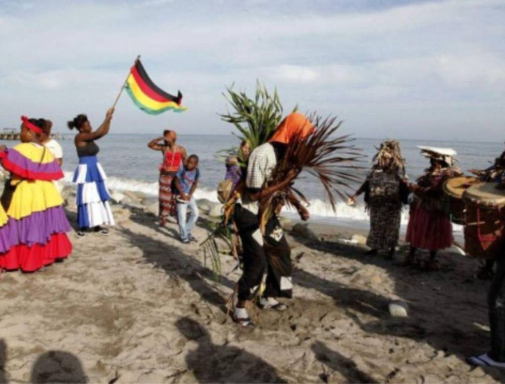 La cultura garífuna se caracteriza por una rica diversidad de tradiciones, que incluyen música, danza, religión, idioma, gastronomía y formas de organización social.