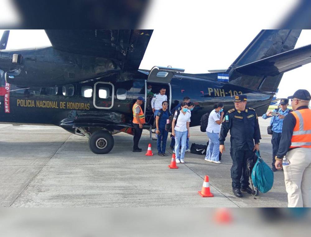La operación Ángel Guardián fue puesta en marcha este sábado tras el fatal incendio del Hospital de Roatán, en Islas de la Bahía. Policías y personal de salud viajaron hasta la isla para brindar atención.