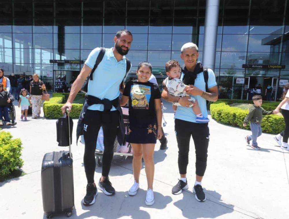 Tras un cuestionado partido frente a Costa Rica y un empate en el juego amistoso ante El Salvador, los jugadores catrachos regresaron a Honduras, donde la prensa los esperó y aficionados aprovecharon la ocasión para tomarse fotografías con algunos de ellos.