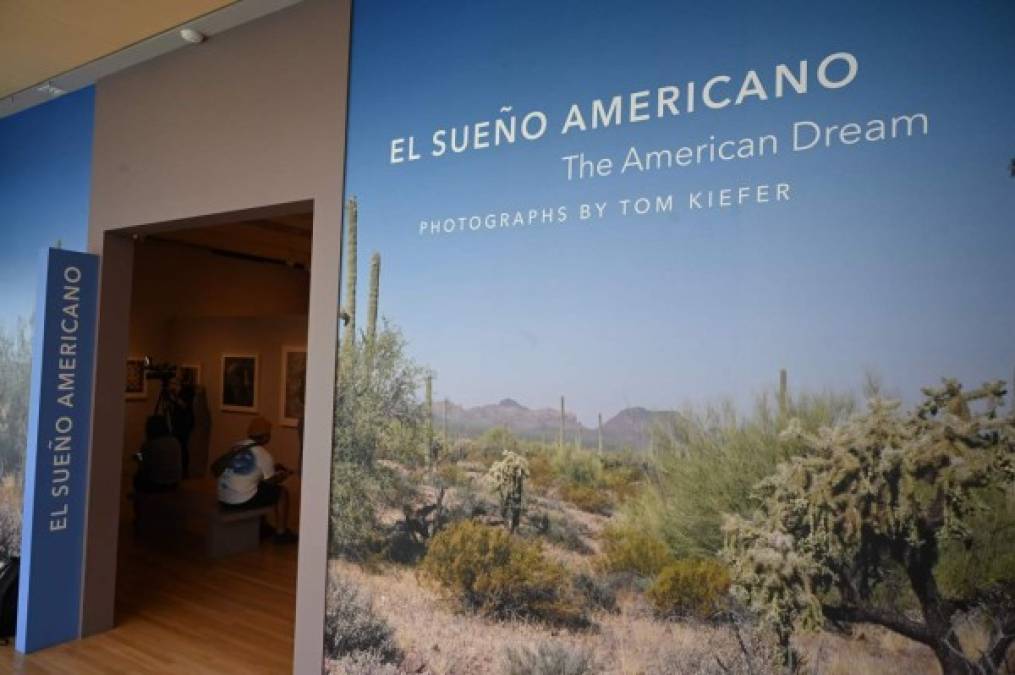 Celulares, medicamentos y ropa de migrantes se exponen en un museo de EEUU