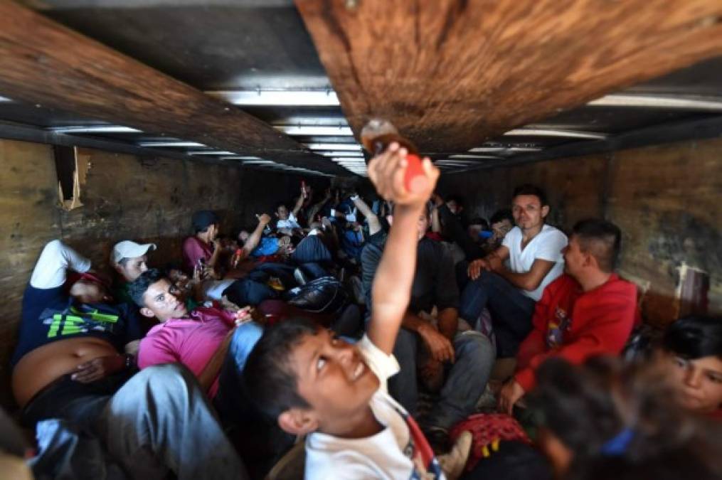 Exhaustos y con la esperanza de llegar a EEUU, niños piden jalón en Ciudad de México