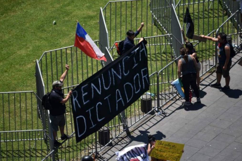 Bloqueos, fogatas y 'renuncia Piñera', el paro nacional de 48 horas en Chile