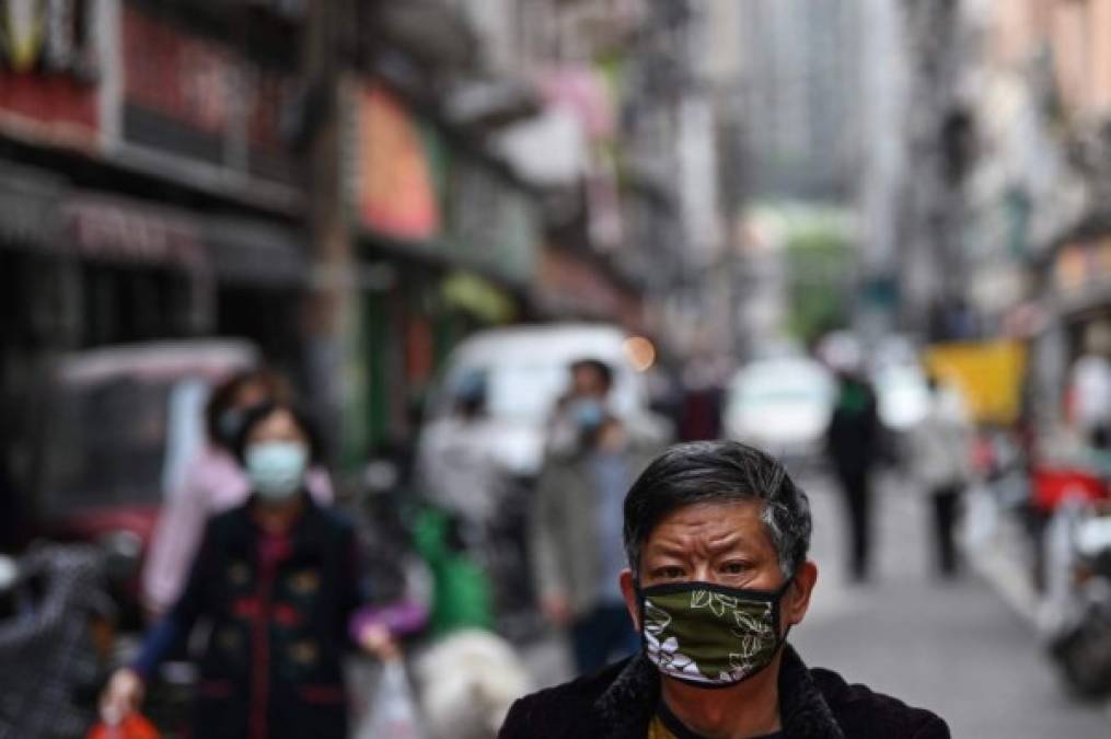 Entre llanto y abrazos, Wuhan celebra el fin de confinamiento por Covid-19