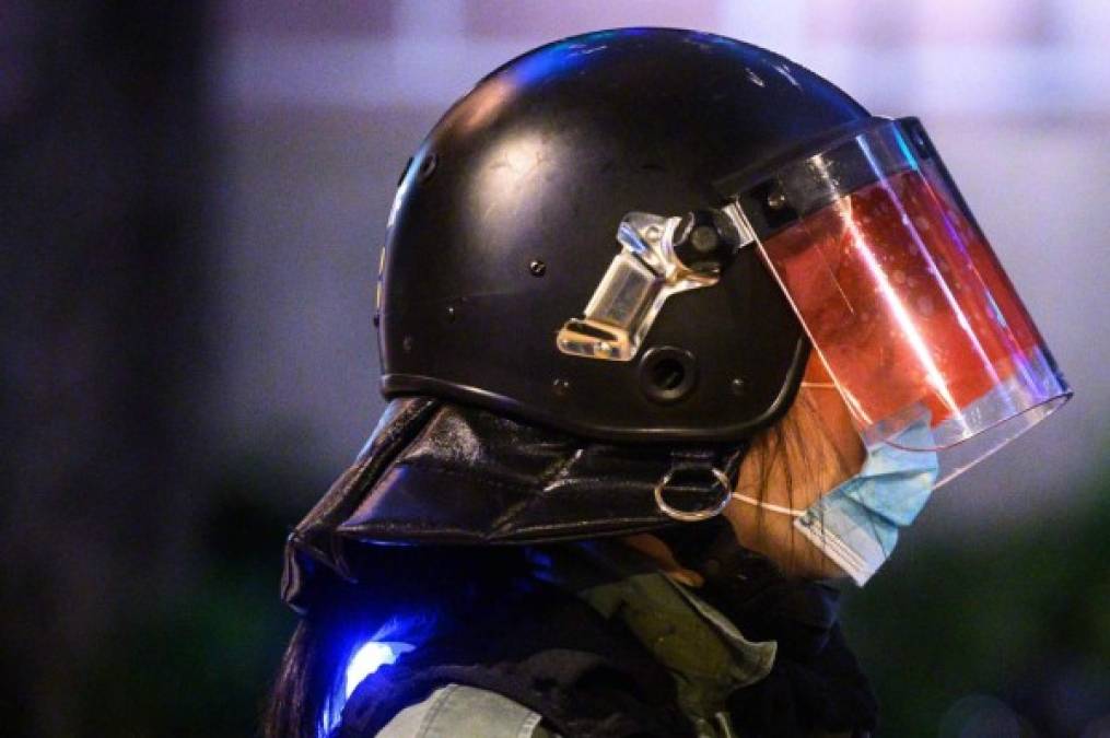 FOTOS: Manifestantes queman campamento para pacientes de coronavirus en Hong Kong