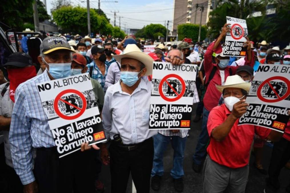 Veteranos del ejército salvadoreño protestan contra el uso del bitcoin