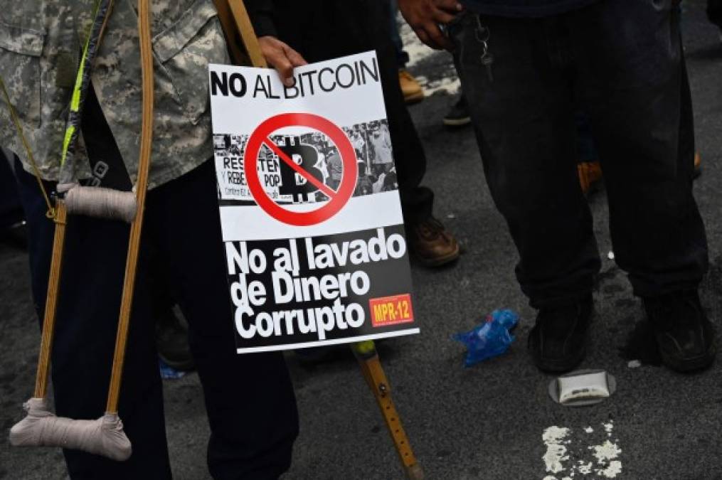 Veteranos del ejército salvadoreño protestan contra el uso del bitcoin