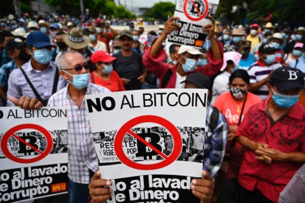 Veteranos del ejército salvadoreño protestan contra el uso del bitcoin