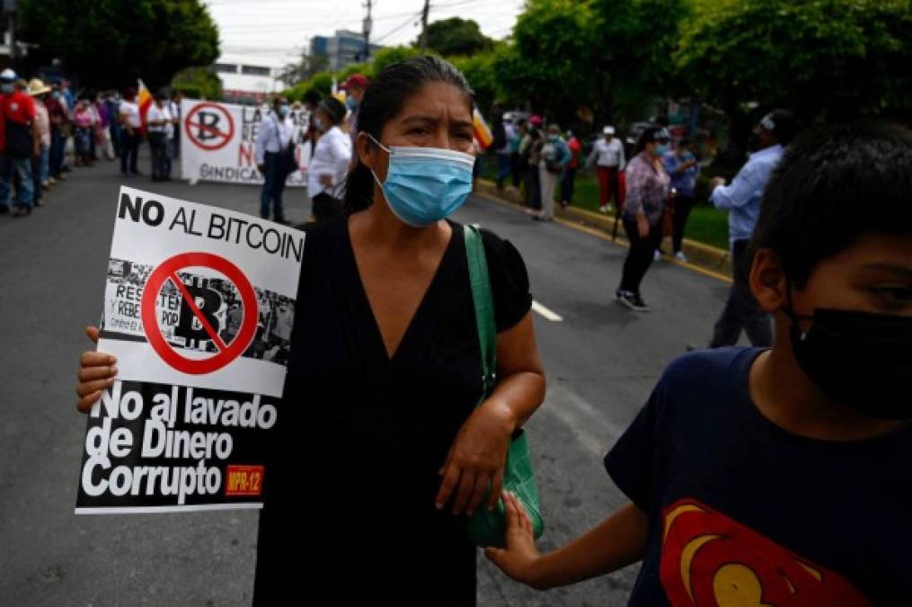 Veteranos del ejército salvadoreño protestan contra el uso del bitcoin