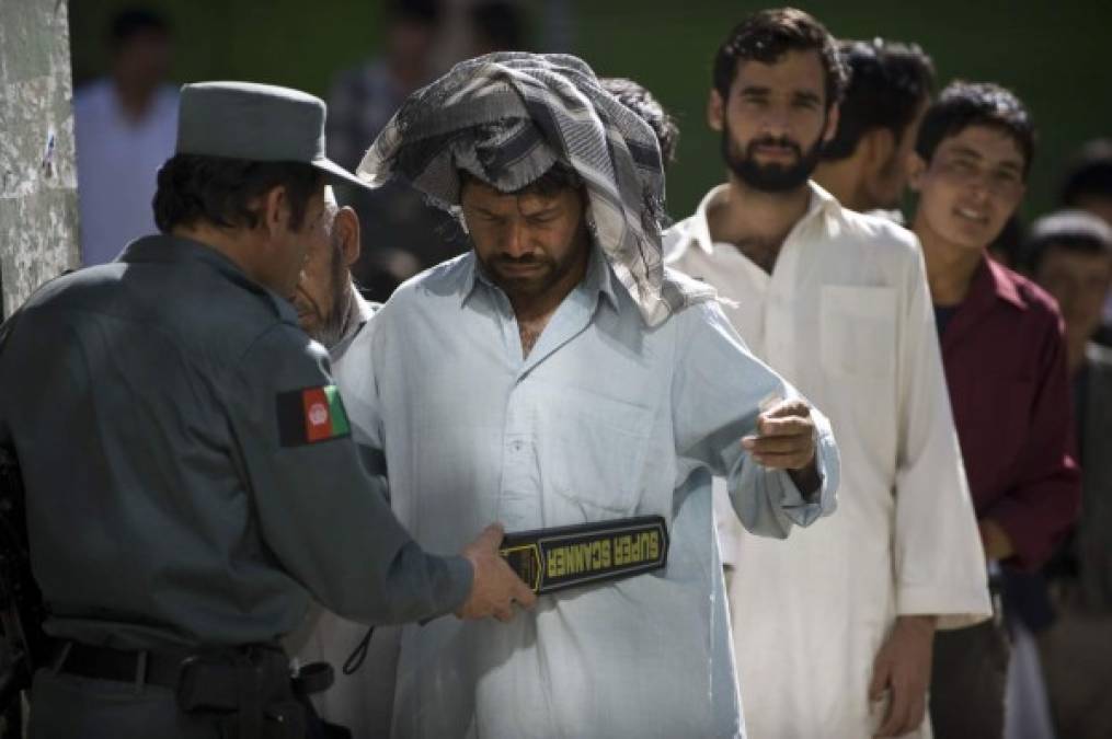 ¿Qué tienen permitido y prohibido vestir las mujeres y hombres en Afganistán?