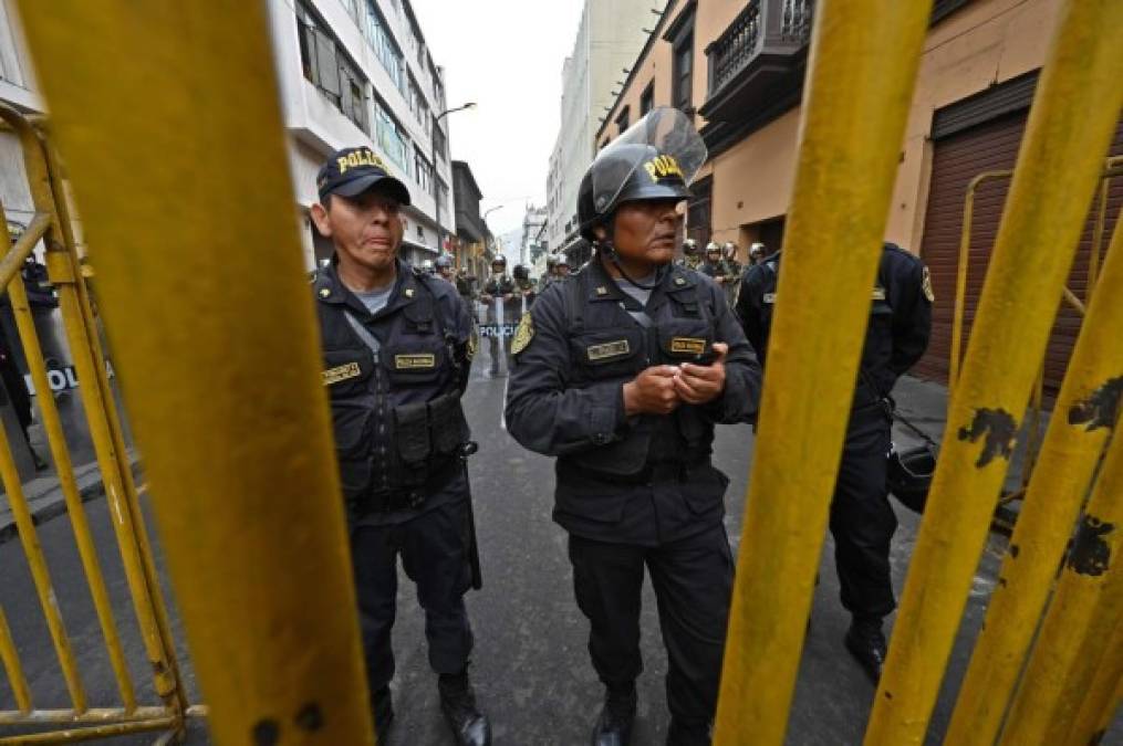 Perú: Calles desoladas tras decisión del presidente de cerrar el Congreso