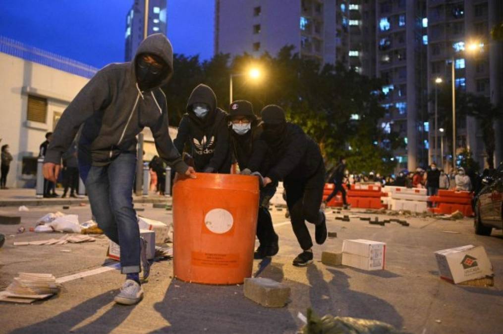 FOTOS: Manifestantes queman campamento para pacientes de coronavirus en Hong Kong