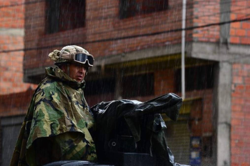 FOTOS: Calles de Bolivia amanecieron militarizadas tras salida de Evo Morales