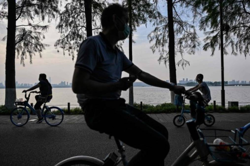 Bodas, paseos y diversión: la vida vuelve despacio a Wuhan (FOTOS)