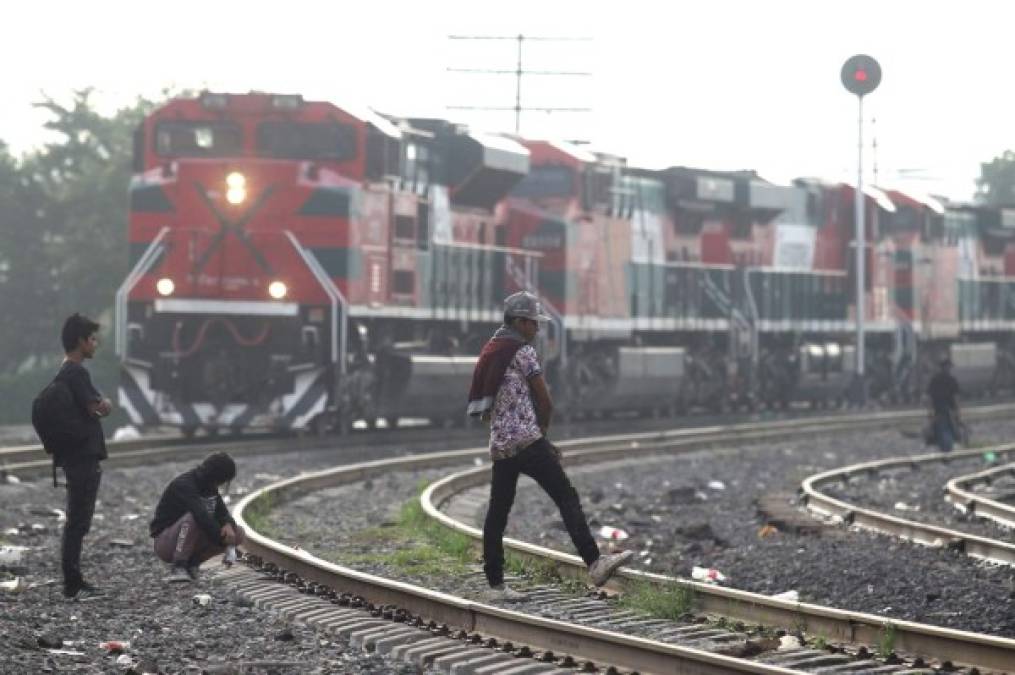 Lo que hacen los migrantes por un plato de comida en la ruta hacia Estados Unidos