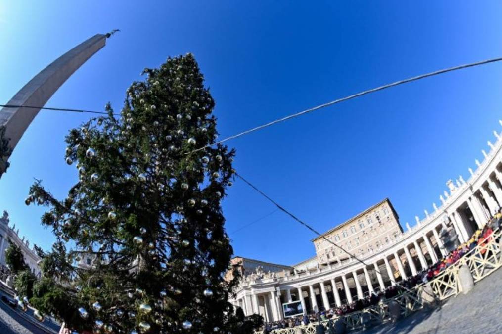 FOTOS: Bastante molesto, el Papa logra zafarse de mujer golpeándole el antebrazo