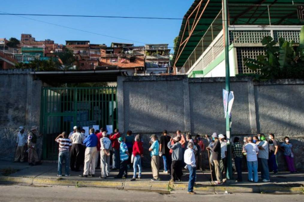 Sin resistencia y con alta abstención, Maduro busca el control del Parlamento (FOTOS)