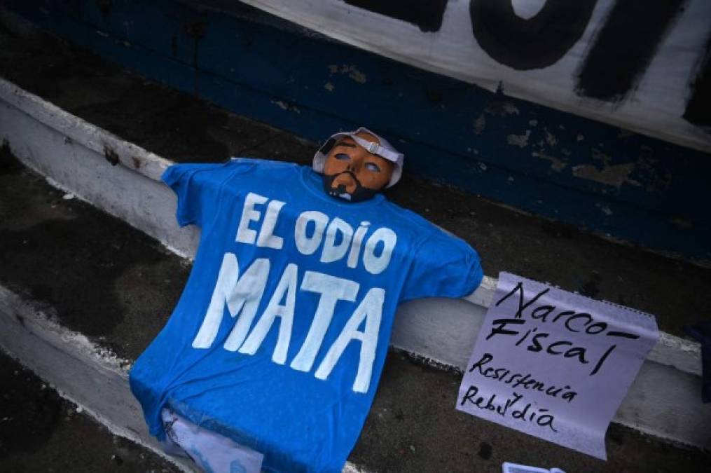 'Dictador' y 'drogokele': las protestas contra Bukele por destitución de magistrados (FOTOS)