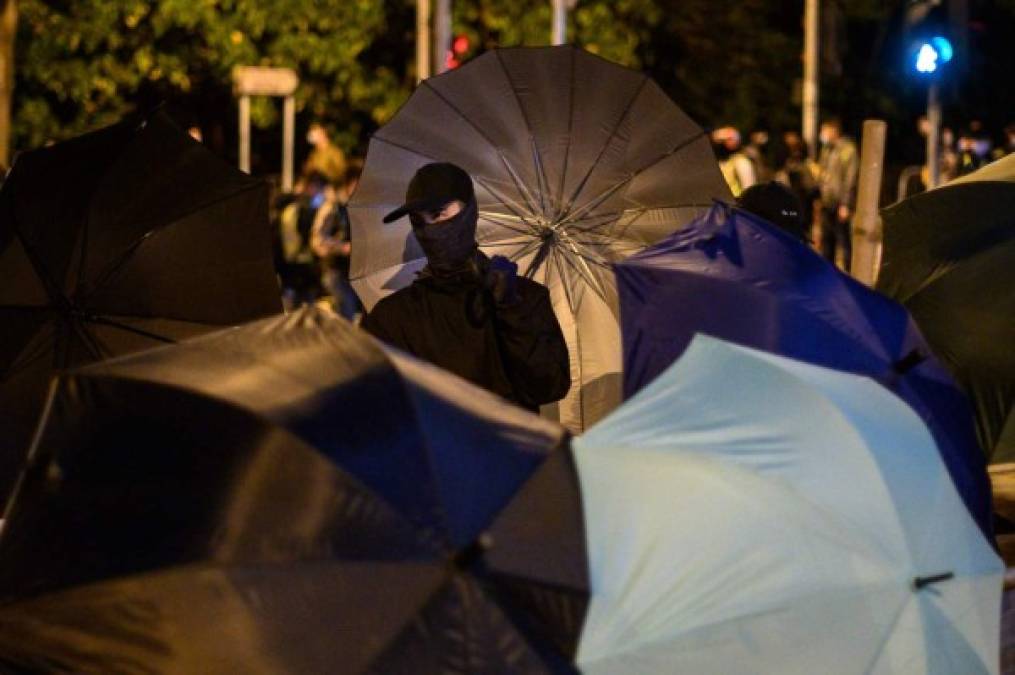 FOTOS: Manifestantes queman campamento para pacientes de coronavirus en Hong Kong