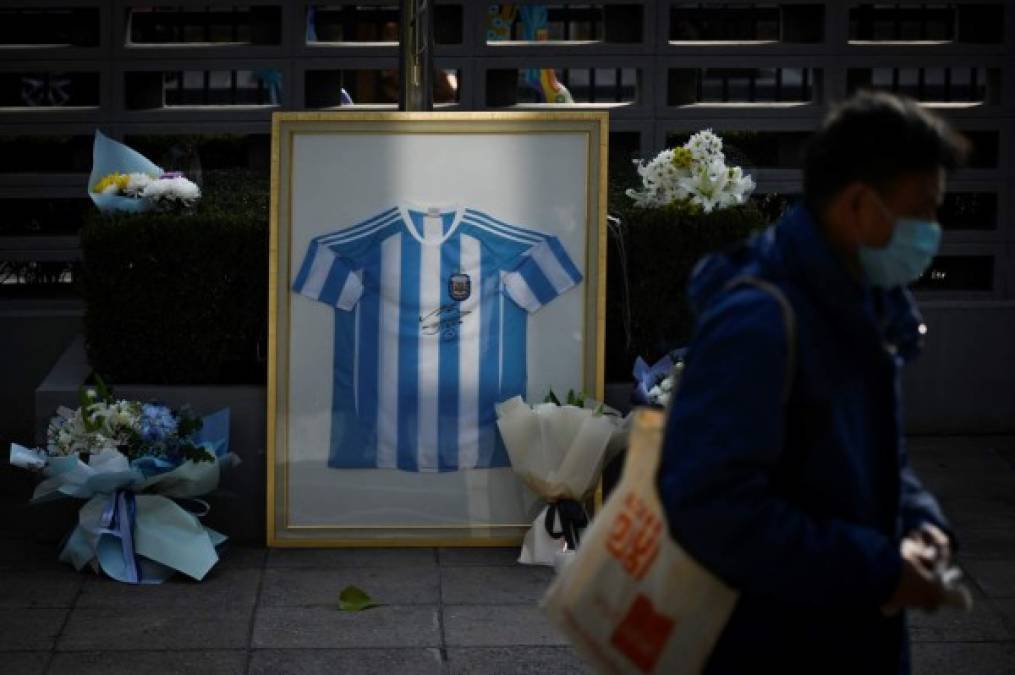 El mundo rinde conmovedores tributos póstumos a Diego Maradona (FOTOS)