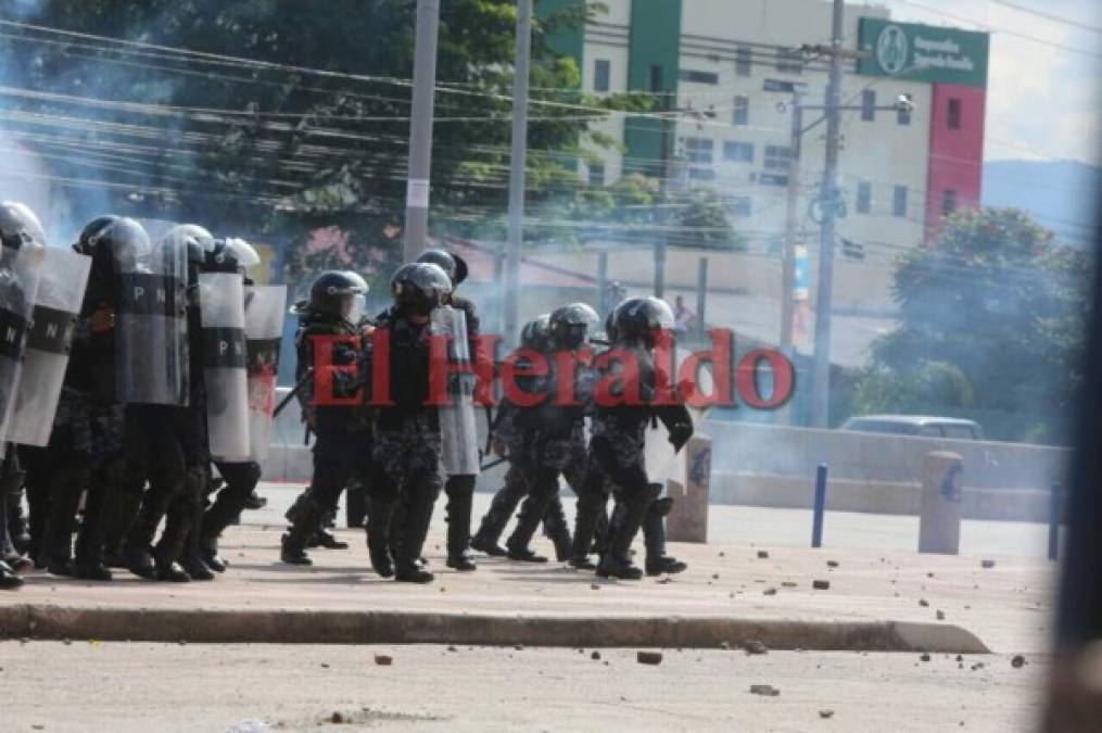 Las imágenes que no viste de la batalla entre el MEU y policías en la UNAH