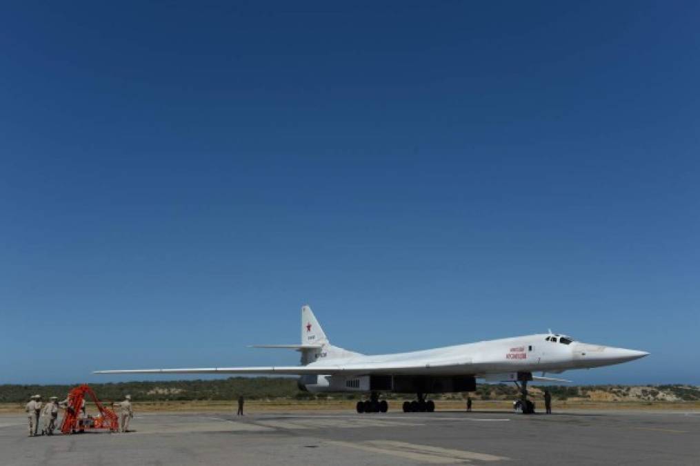 FOTOS: Los cuatro bombarderos que Rusia envió a Venezuela para defensa