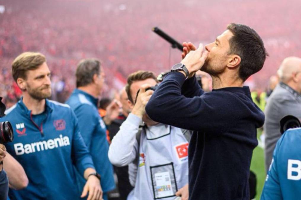 Xabi Alonso se emborracha, locura de afición de Leverkusen y festejo en el camerino