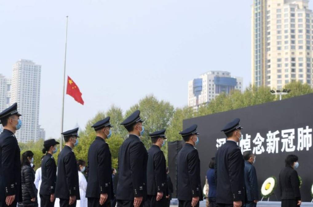 FOTOS: China rinde sentido homenaje a miles de víctimas del Covid-19