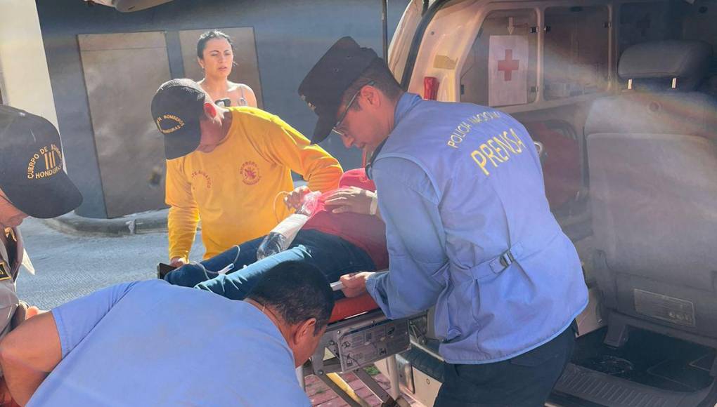 Policías y enfermeros viajan a Roatán para ayudar tras fatal incendio