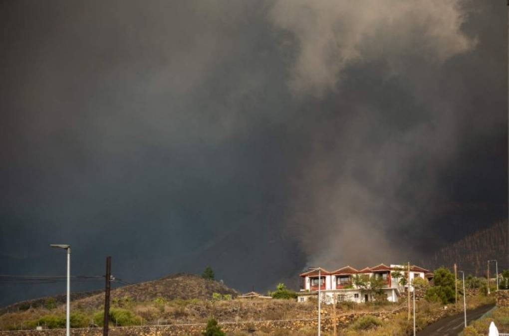 Evacuaciones y un cementerio por desaparecer: Sigue la odisea por erupción en España