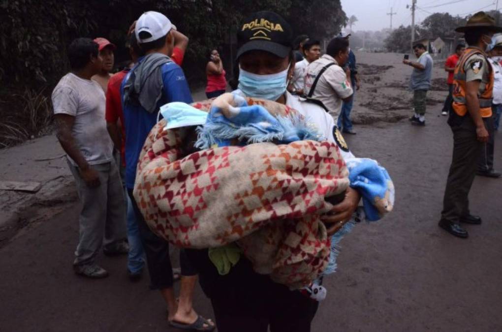 Abarrotados permancen los albergues habilitados en Guatemala tras la erupción del volcán de Fuego