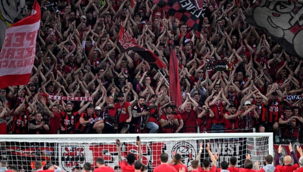 Leverkusen hizo historia y va por el triplete: el festejo de Xabi Alonso y sus jugadores