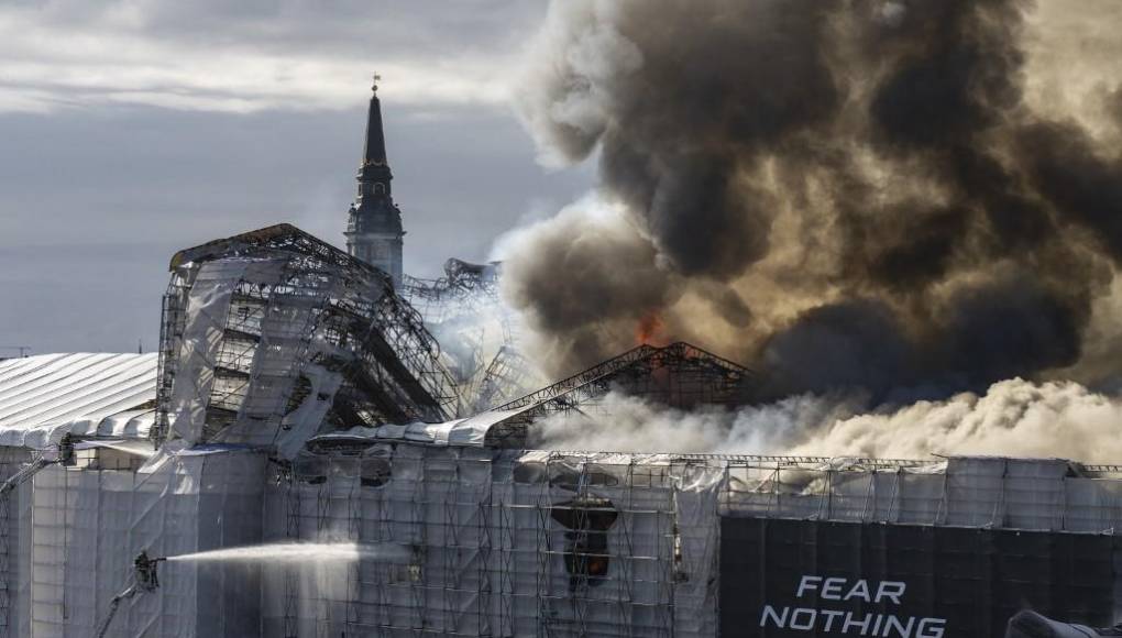 Terror en Copenhague: Incendio devasta icónico edificio del siglo XVII