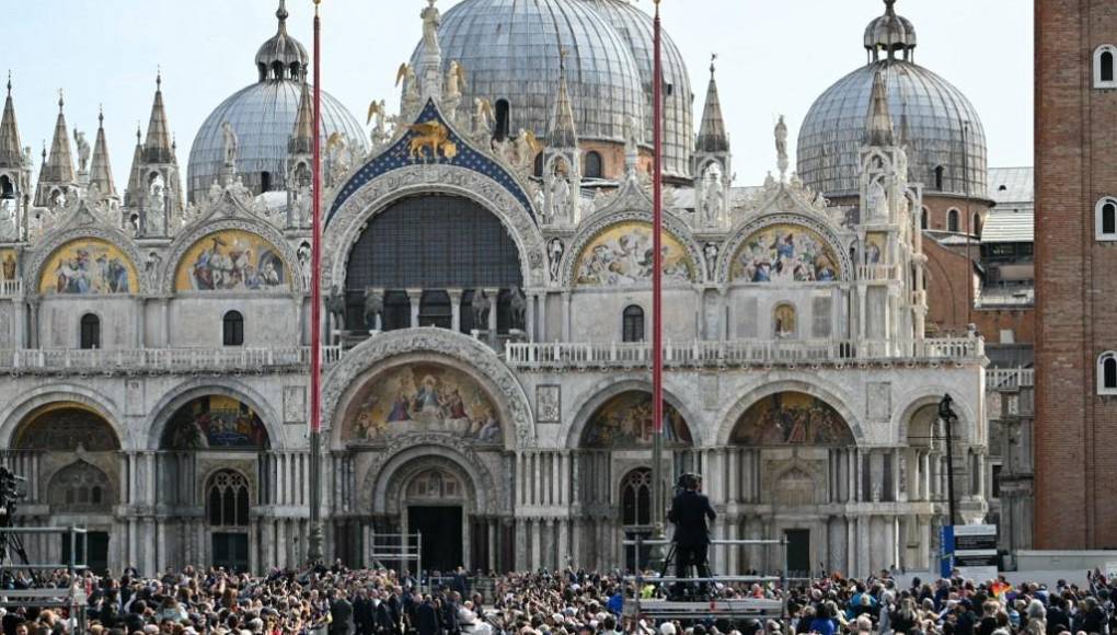 Así fue la multitudinaria misa del papa Francisco en Venecia