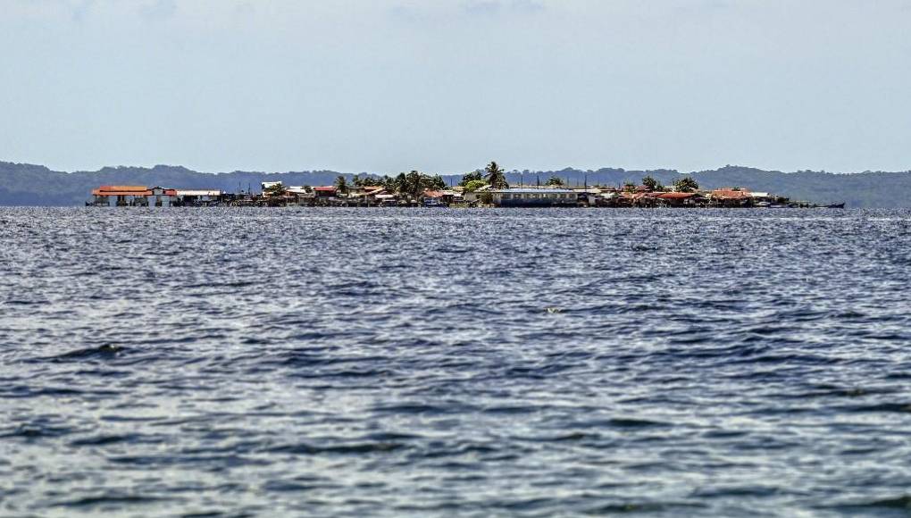 La isla en el Caribe cuyos pobladores deben abandonar antes de que se la trague el mar