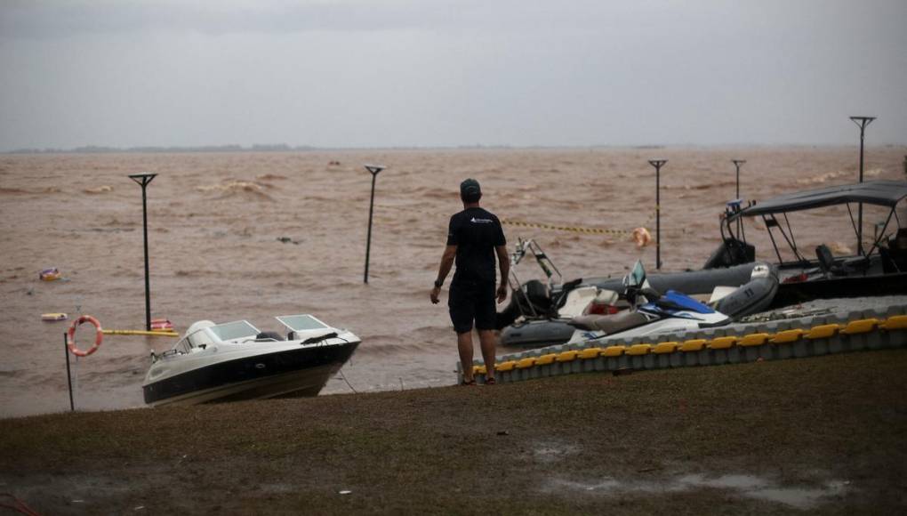 Miles de damnificados por inundaciones en Brasil son refugiados en albergues