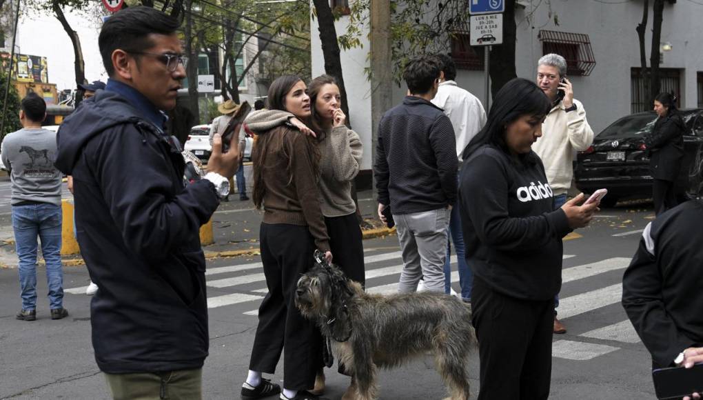 ¡Susto! Mexicanos salieron a las calles por sismo de 5.7 grados