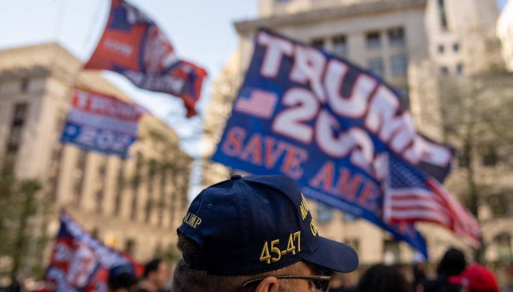Juicio de Trump: a favor y en contra protestan afuera del tribunal en NY