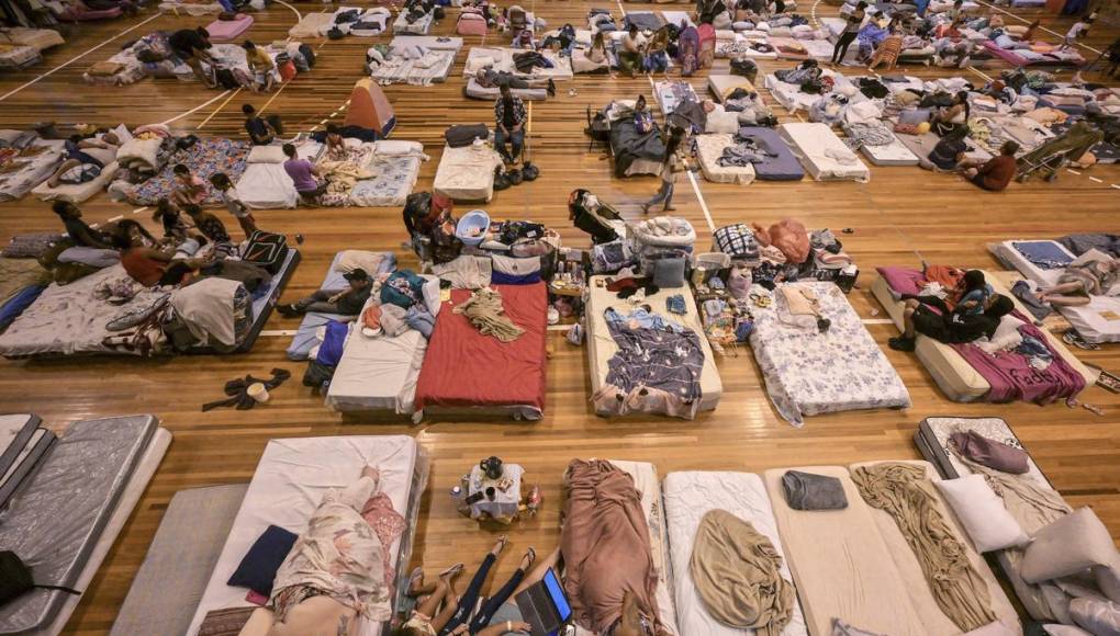 Miles de damnificados por inundaciones en Brasil son refugiados en albergues