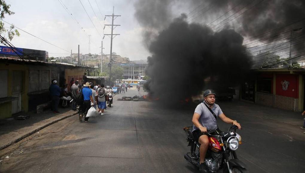 “Lo único que queremos es trabajar”: las imágenes que dejó protesta en salida a Olancho