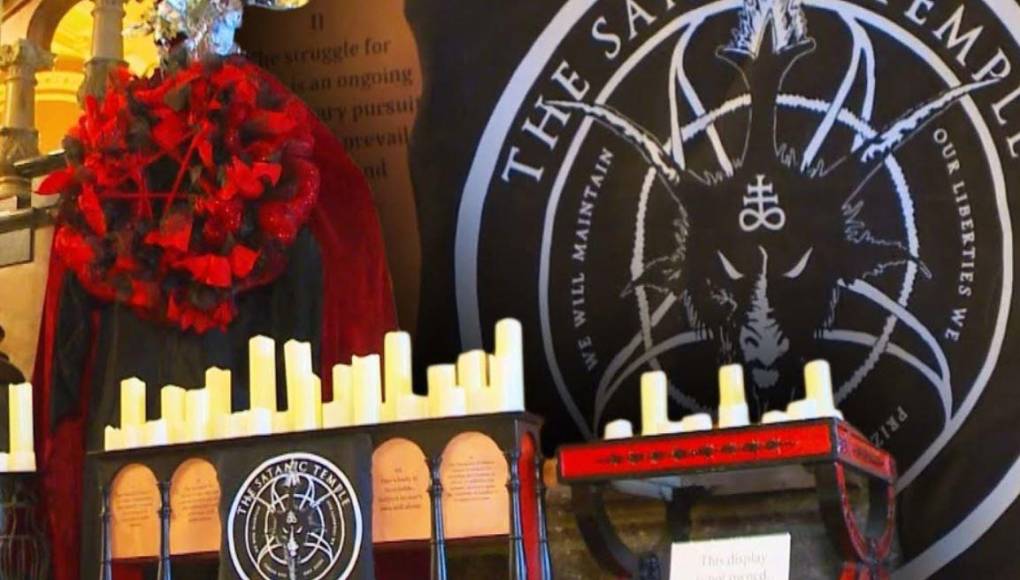 Malvado y repugnante: instalan altar satánico navideño en Capitolio