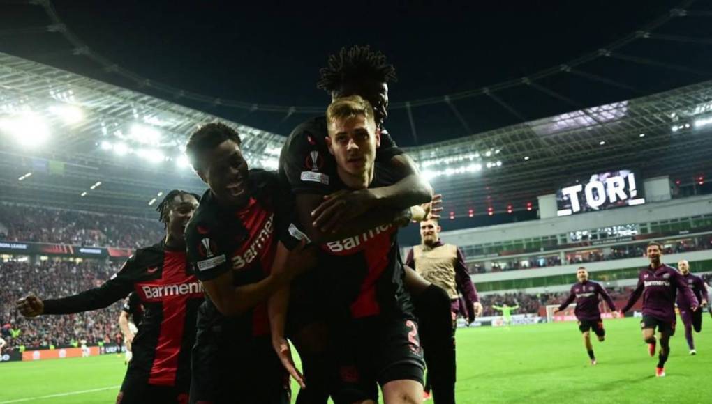 Leverkusen hizo historia y va por el triplete: el festejo de Xabi Alonso y sus jugadores