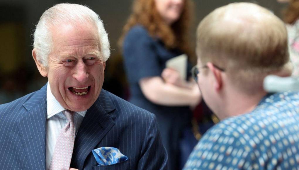 Rey Carlos III reaparece en un evento público tras diagnóstico de cáncer