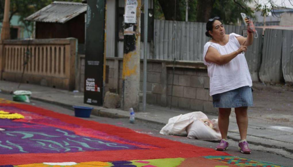 Fe y tradición: coloridas alfombras adornan Tegucigalpa este Viernes Santo